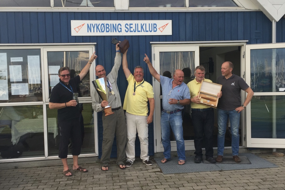 De seks bedste Finnjollesejlere efter DM-stævnet i Nykøbing Sjælland. Nr. 2 fra venstre er Otto Strandvig med pokalen. Foto: Finnjolleklubben