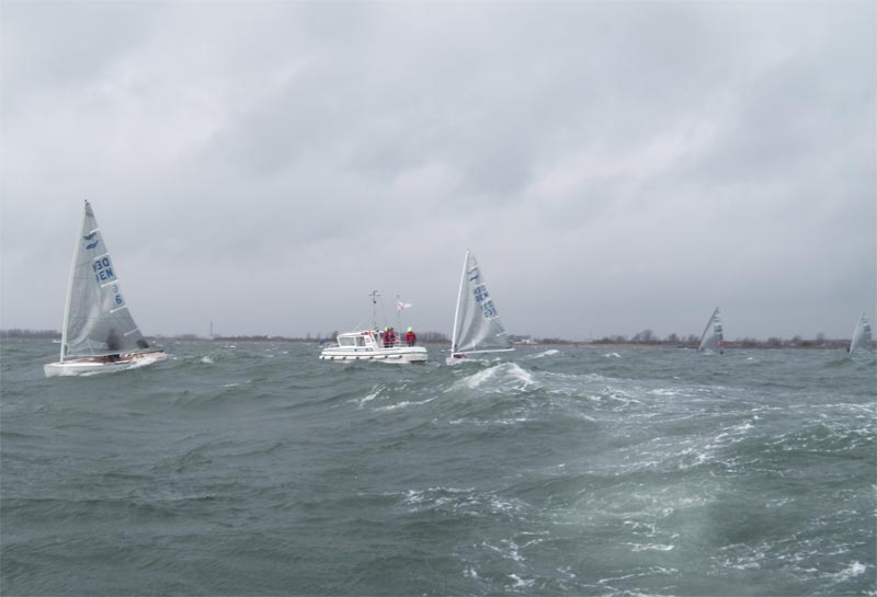 Vejret var ikke med sejlerne til Flæske Cup. Foto: finnjolle.dk