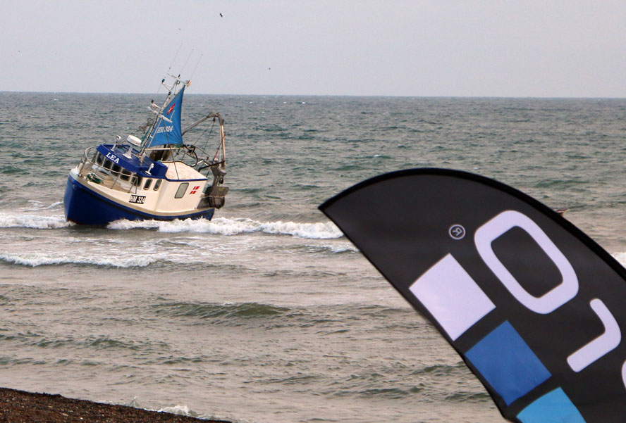 Fiskekutter ligger lige dér, hvor surferne foretrækker at hoppe og ride på bølgerne, uheldigt, mener man i Klitmøller. Foto: Eddie Wagner