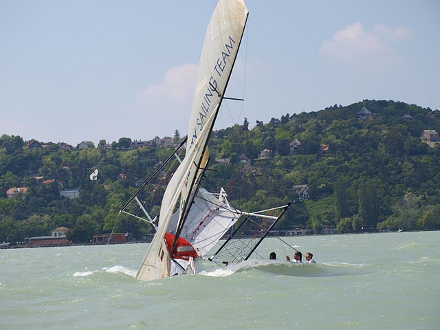 Konkurrenten Liberty laver et nosedive i 18 footer stævnet.