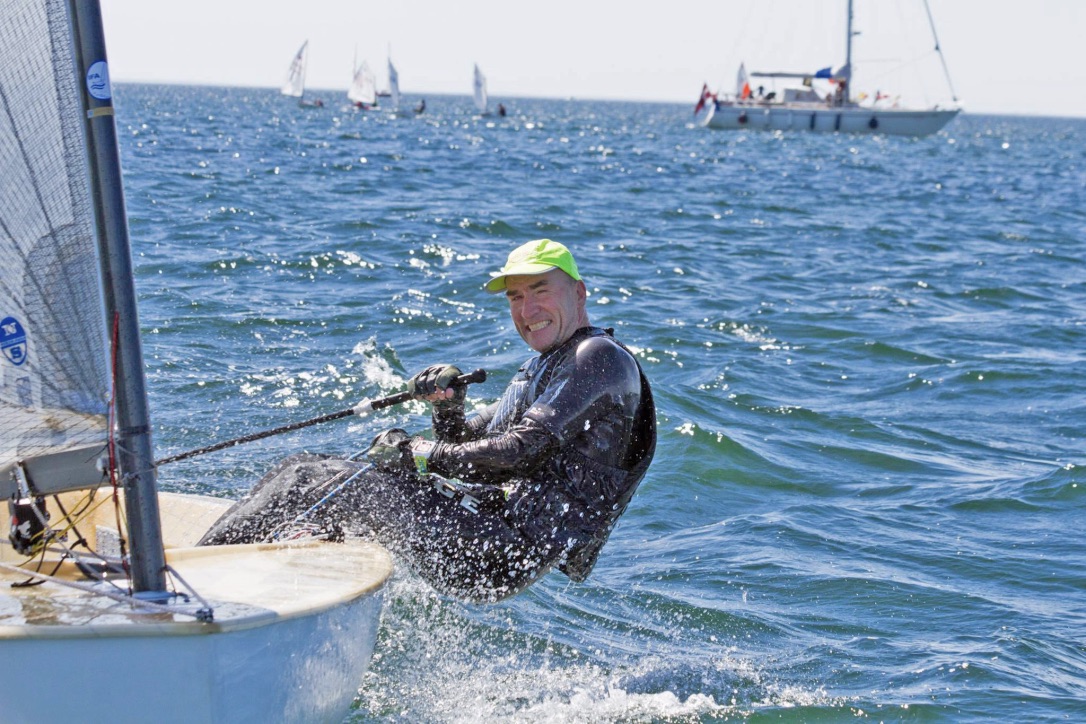 Finnjolleklassens danmarksmester i 2017, Otto Strandvig, er blandt andet klar på startlinjen til årets Flæske Cup. Foto: Kenneth Bøggild, Vallensbæk Sejlklub