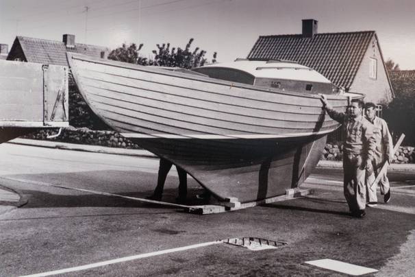 Sådan blev Folkebåden slæbt i Svendborg i 1969. Foto: Danmarks Museum For Lystsejlads