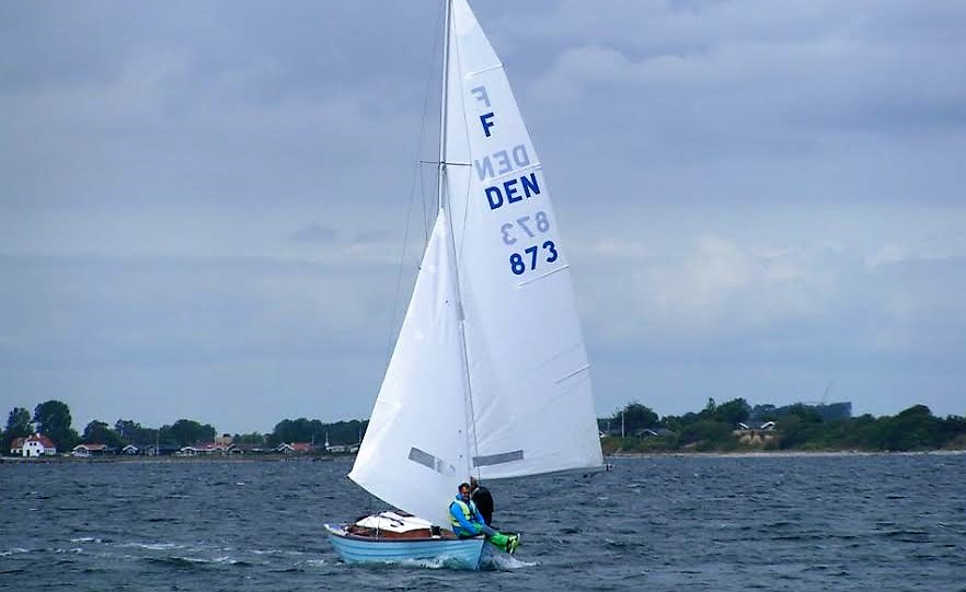 Søren Kæstel og mandskab i Kerteminde i Folkebåden. Foto: Finn Hartvig