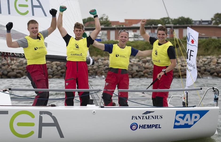 achtklubbens måske stærkeste opstilling i Sejlsportsligaens 2. division består af fra venstre Jacob Emil Pjetursson, Sebastian Wright Olsen, Kasper Bech Skiveren og Daniel Nyborg, her efter at have vundet 3. ligastævne i 2. division i Thisted i august. Foto: Flemming Ø. Pedersen / Dansk Sejlunion