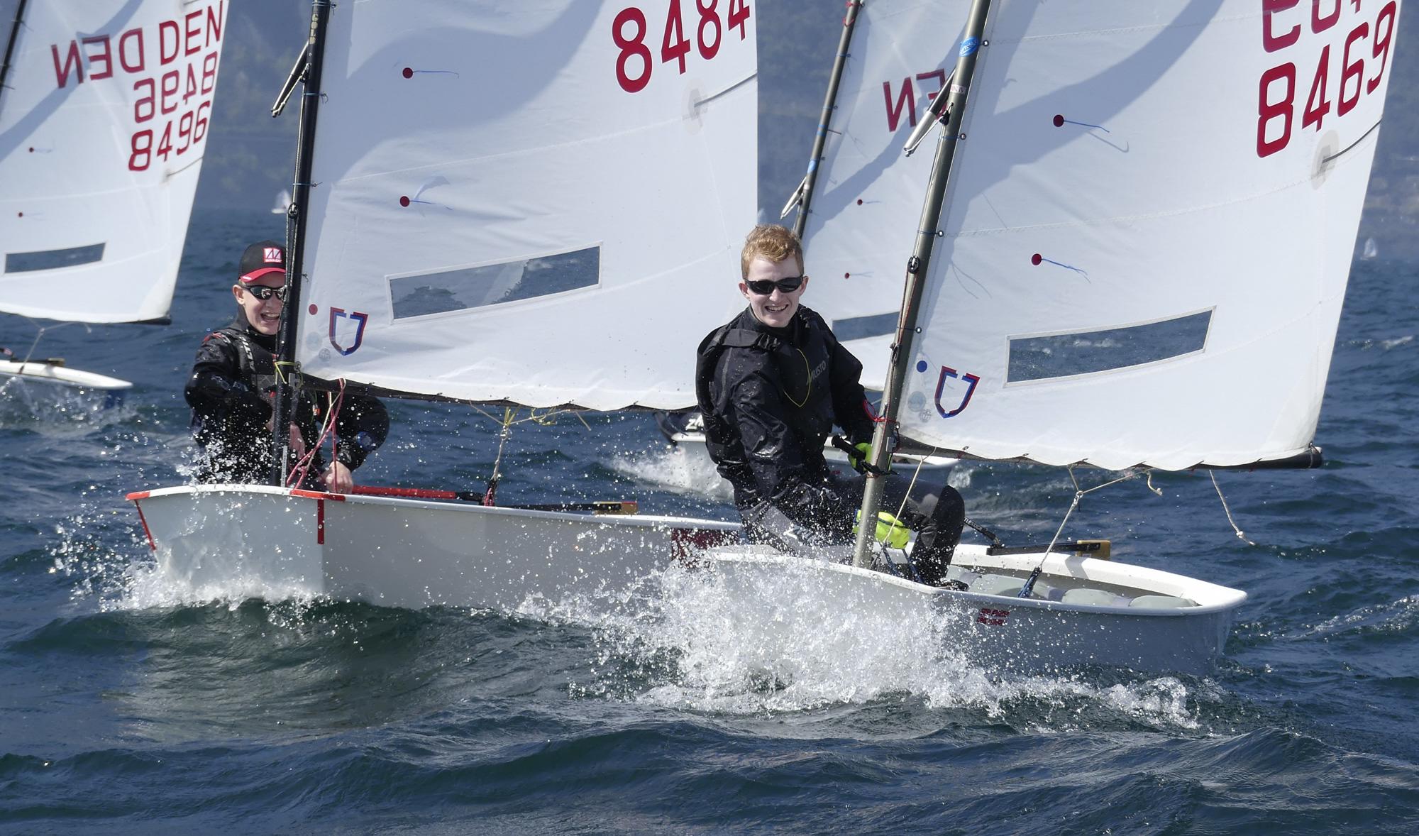 God stemning på Gardasøen april 2017. Her ses Christian Schwartz (tv) og Emil Christansen (th). Foto: Jens Thaysen