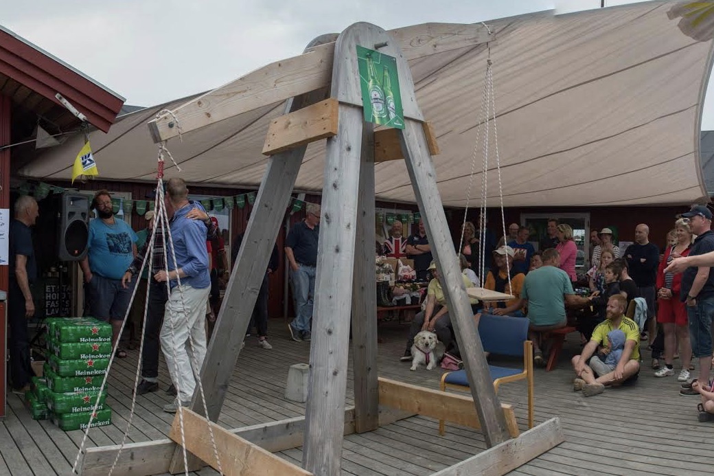 De tre første både sender skipperen på vægten og vinder dennes vægt i drikkevarer, sponsoreret af SuperBrugsen Gilleleje. Foto: Gilleleje Sejlklub