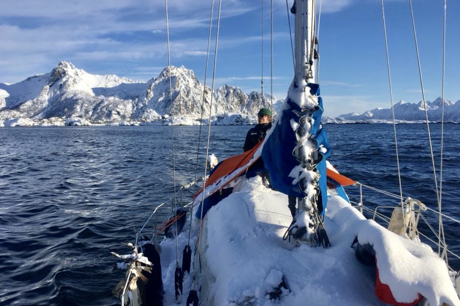 En 30-fods Albin Ballad har bragt det unge kærestepar til Nordnorge. Foto: Privatfoto