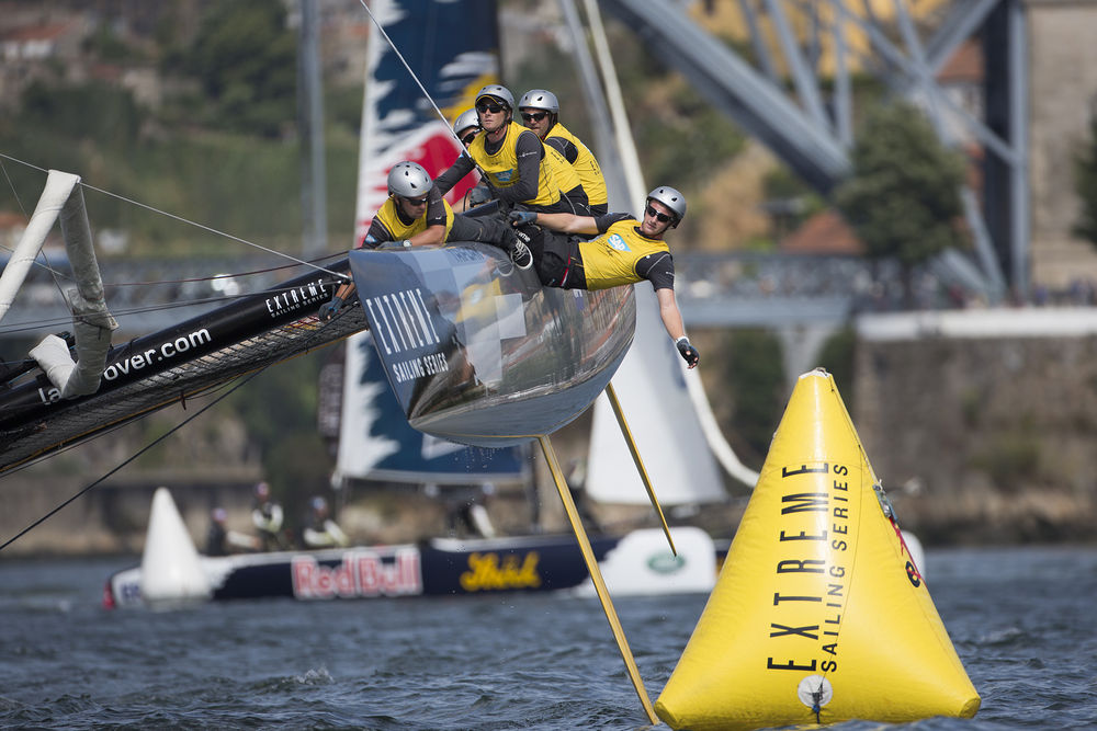 Mikkel Røssberg ses her helt fremme på den danske Ekstreme 40. Foto: Mark Lloyd