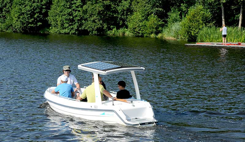 Hverken dyreliv eller søens andre gæster generes af en soldreven båd.