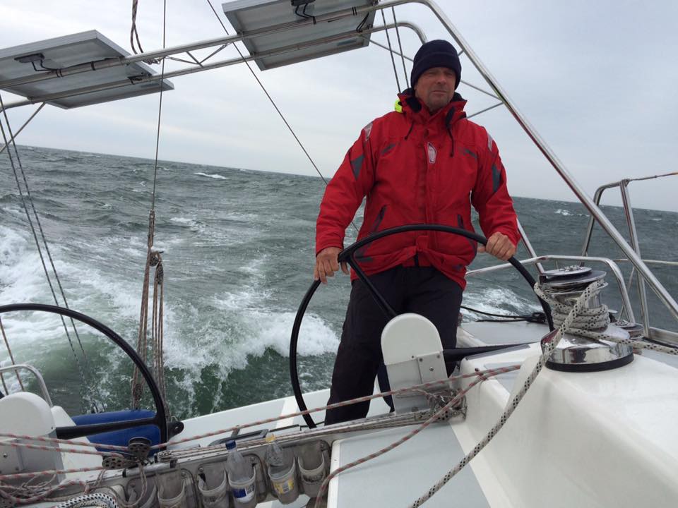 Henrik Poulsen på sin Centerline 40 i regn i Vesterhavet. Foto: Morten Linnebjerg