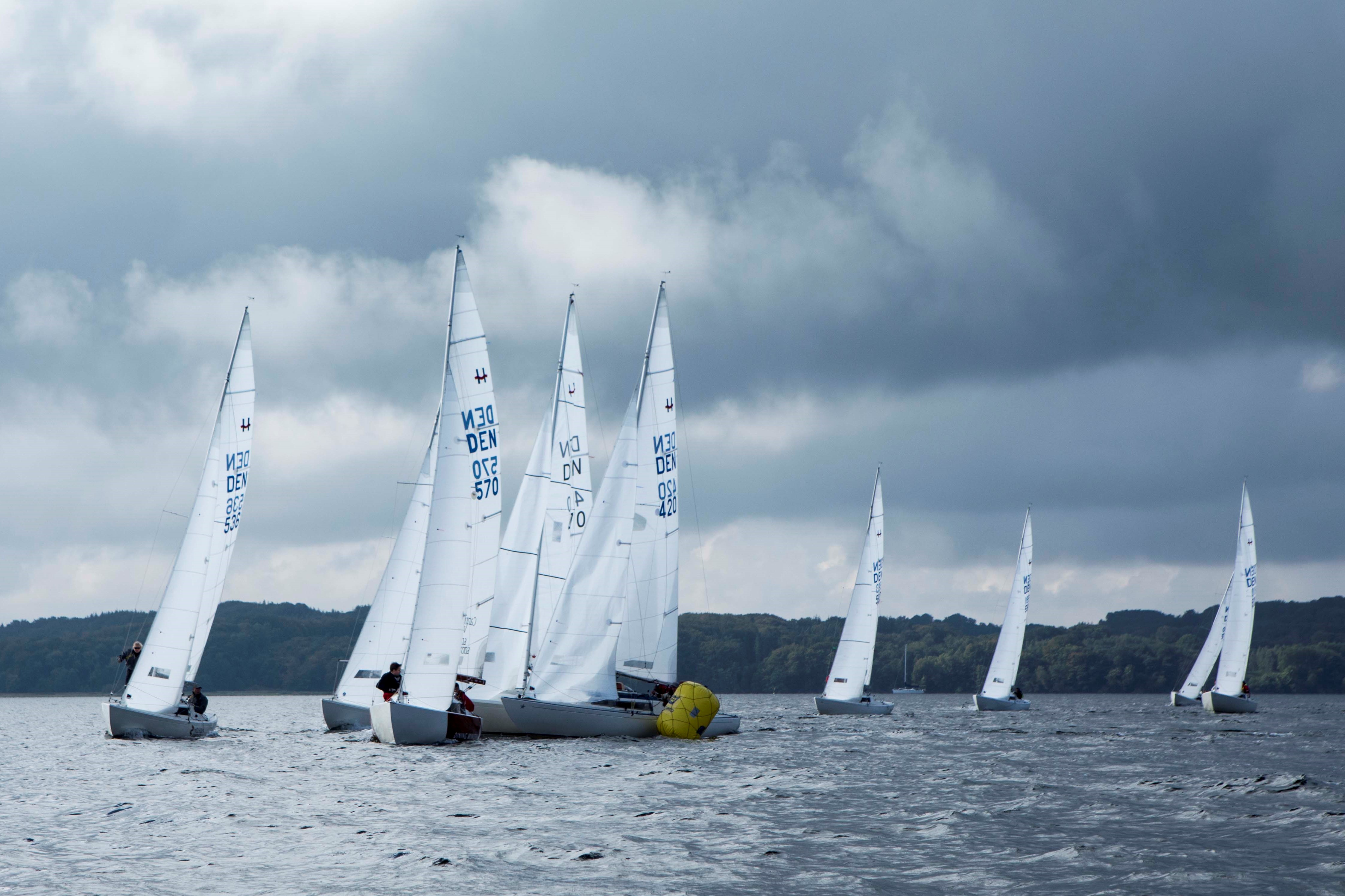 Der var trængsel på korte, op-ned-baner i Brejning for H-bådene i Comwell Cup. Foto: Mogens Roy