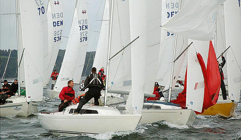 I et felt med 33 både og hård luft, kan det være lidt af en opgave at få spileren sat. Foto: Brejning Båd Klub