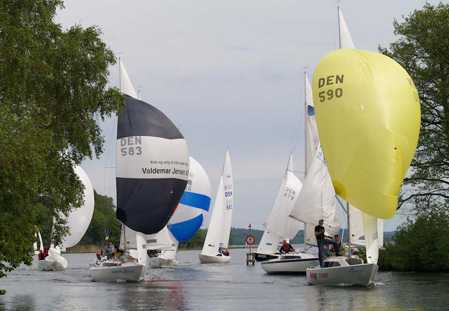 Her er H-båds-sejlerne på vej hjem til Silkeborg Sejlklub i ræset Mosegrisen. Foto: Jens Hjort