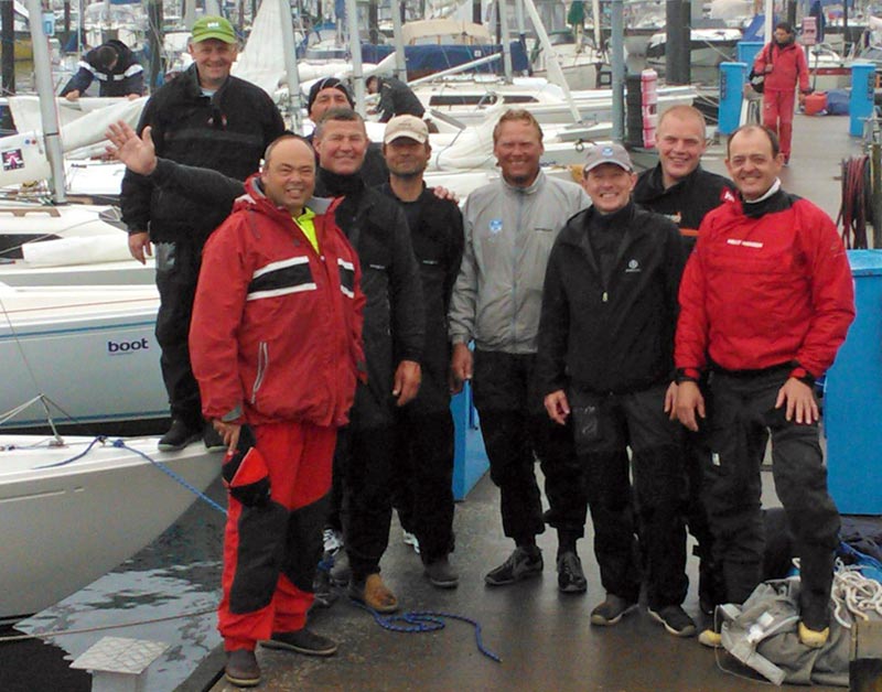 De danske H båds sejlere i Kiel: Fra højre Morten Nielsen, Ricky Hansen, Per Kloster, bagved Carsten Pedersen (Goofy) Niels Henrik Borch ( Noller) med kasket, Lars Christiansen, Steffen Stegger, Emil Hansen og Niels Søndergaard.