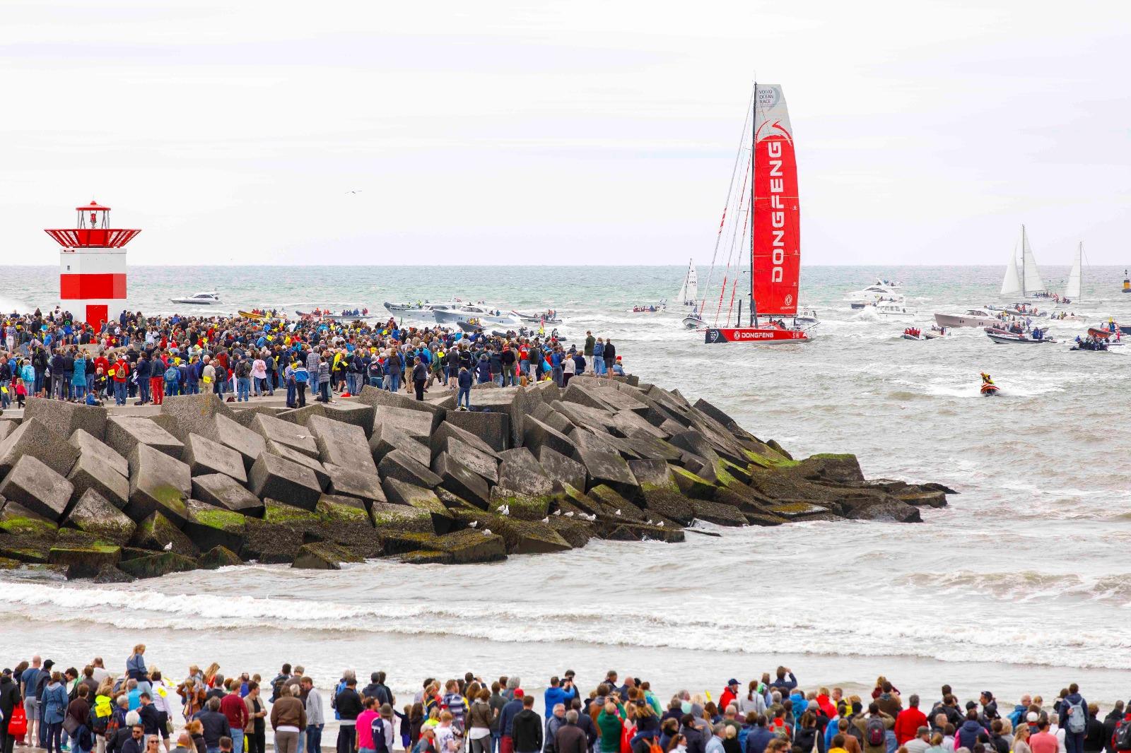 Her går Dongfeng i mål i søndags i Den Haag. Ulykken skete mens der var paradesejlads med ældre legends-både i Volvo Ocean Race. Foto: Volvo Ocean Race