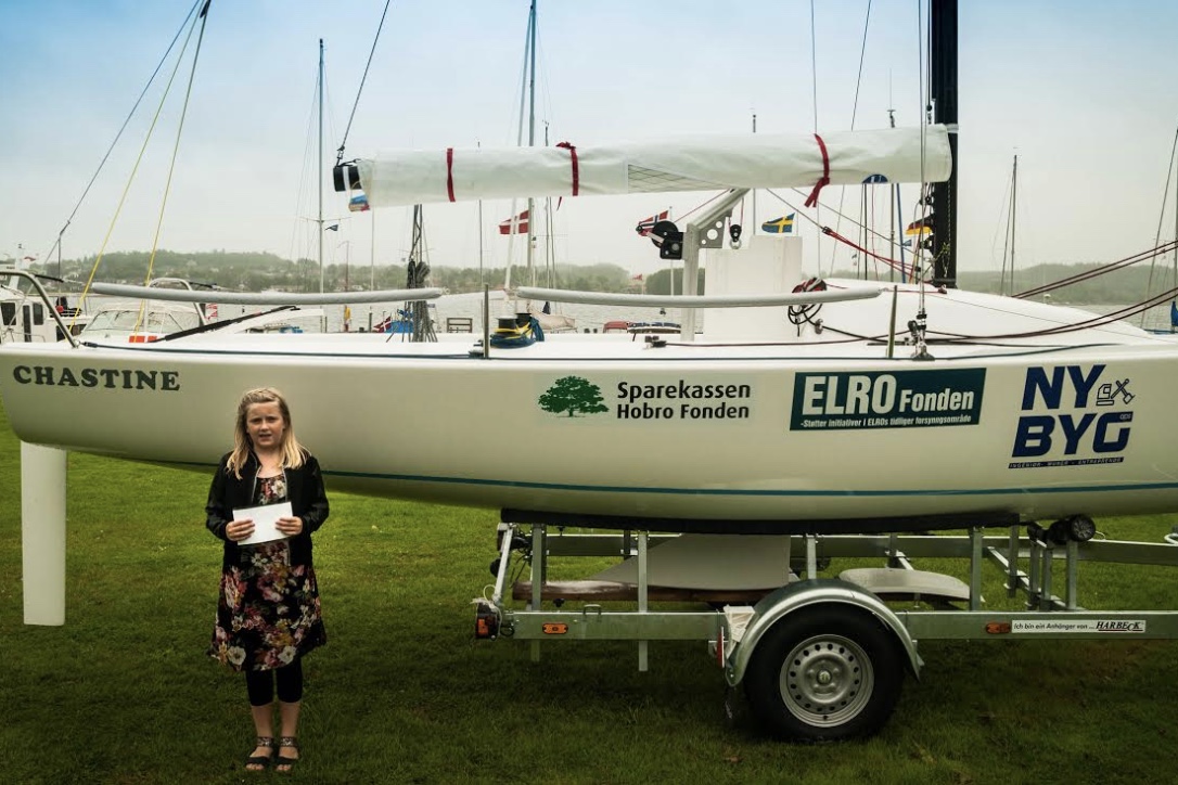 Det var sikkert med en del sommerfugle i maven, at Kamilla Christensen døbte Hadsund Sejlklubs nye J/70 Chastine. Foto: Kasper Ofverlind Christensen