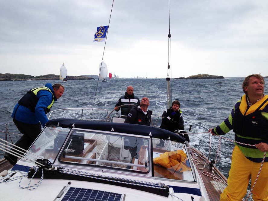 Jeper Bank er ved roret, mens Søren Hansen trimmer. Foto: Bo Hold