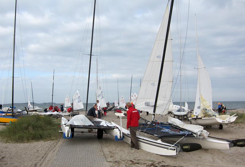 På Kobæk Strand starter bl.a. Hobie Cat 16 SPI og surferne. Foto: sas