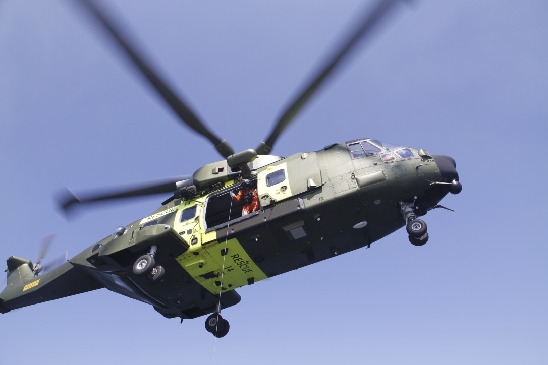 En redningshelikopter søgte blandt andet efter de savnede i sidste uge. Foto: Anders Fridberg