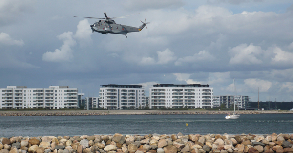 Med en stor askesky hængende i luftrummet over Danmark, overvejer Flyvertaktisk kommando om flyvning med redningshelikoptere skal indstilles