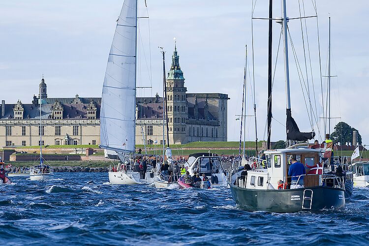 Omkring 200 både bød Havana og besætning velkommen hjem fra søsiden. Foto: Mogens Hansen