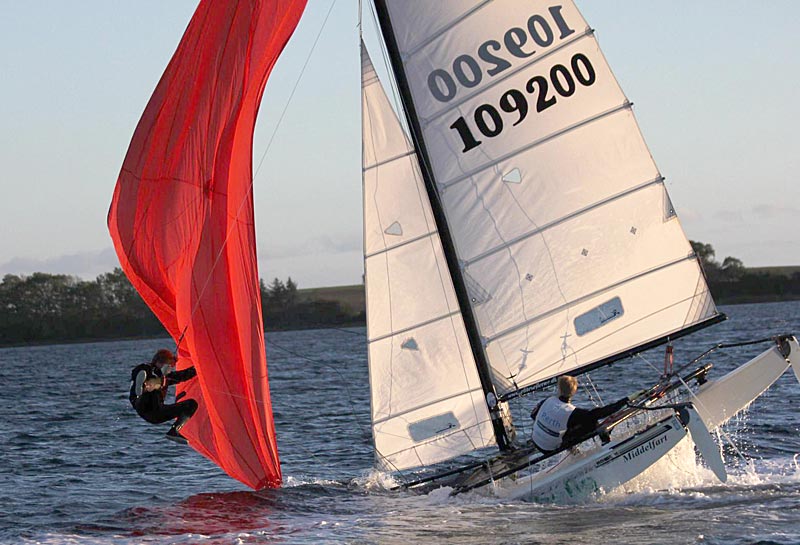 Dan og Allan Ibsen skal lære at sejle med spiler. Her demonstrerer to Middelfart sejlere, hvordan man laver en kombineret flyvende tepose og undervandsbåd. 10 point for den kunstneriske udførelse. Foto: Peter Quorning