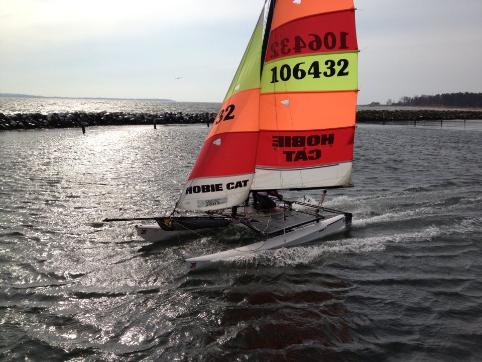 Hobiecat i Kaløvig var kort tid på vandet i denne weekend. Foto: Jan Christiansen/Dansk Sejlunion