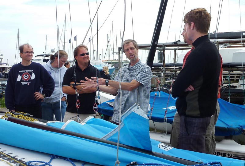 Erik Christensen (tv) og Claus Engelsen fra Hobie Cat fleeten i Skovshoved, forklarer hvordan en Hobie Cat 16 fungerer, før sejlerne tager på vandet. Foto: Katrine Bertelsen