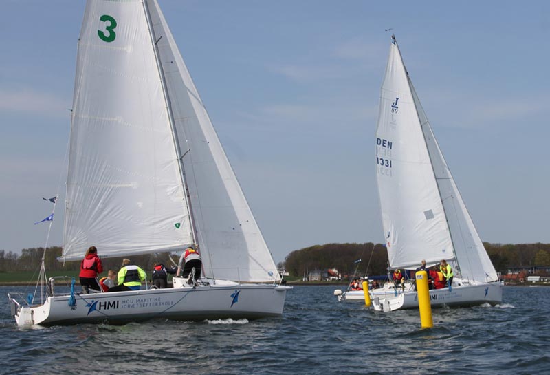 To af Hou Maritime Idrætsefterskole J/80'ere i aktion. Foto: Hou Maritime Idrætsefterskole