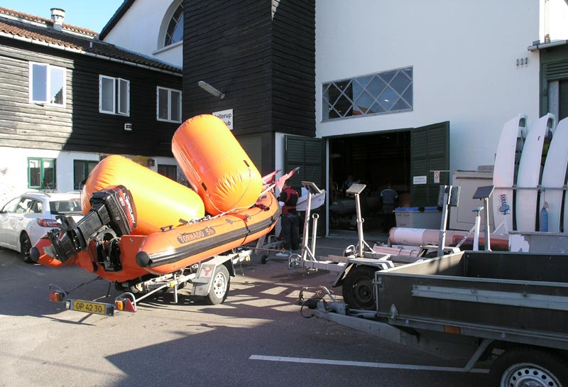 Alt er er klar til Påskestævnet. Mærkerne er pustet op, flagene støvet af og benzinen hældt på Rib’en. Foto: Katrine Bertelsen