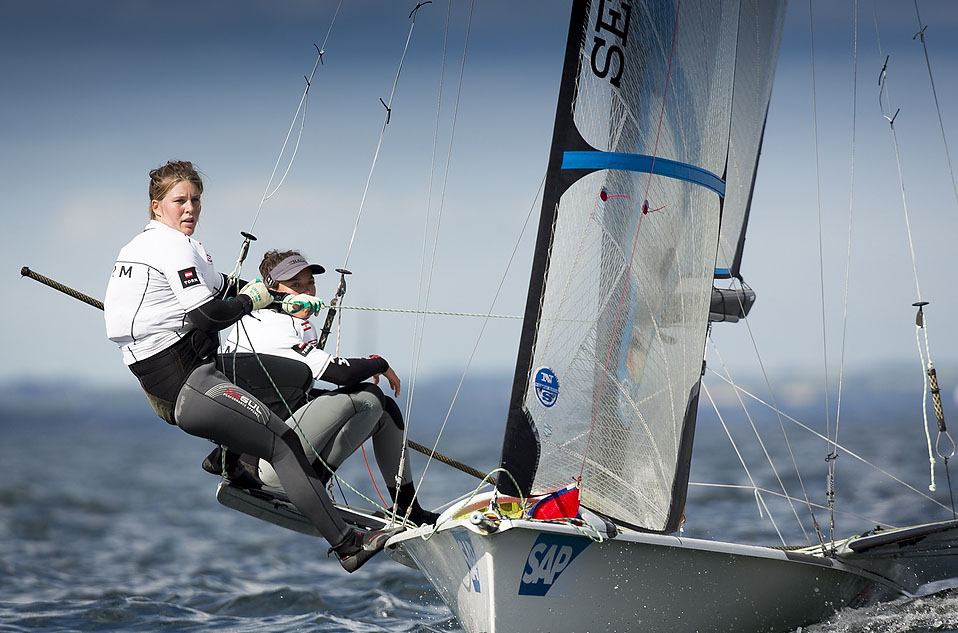 Ida Marie Baad og Marie Thusgaard Olsen vandt første sejlads i dag med 500 meter til nummer to. Foto: Mick Anderson, sailingpix.dk