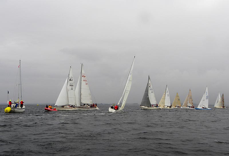 Starten kunne gå da det værste tordenvejr havde lagt sig. Foto: Lars Plejdrup, Herslev Strand Sejlklub