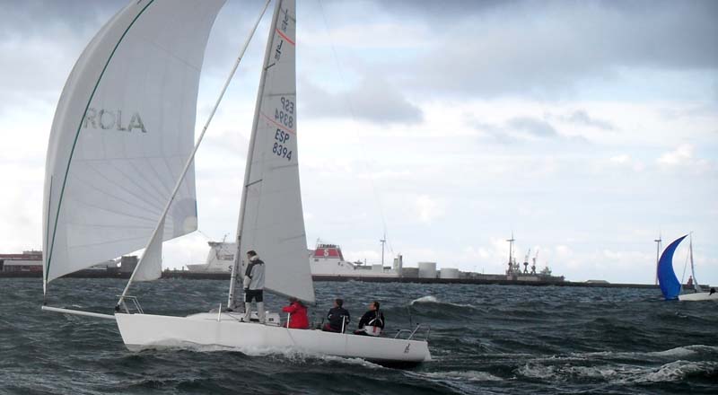 J80 i Frederikshavn, hvor der er et par stykker. En Melges 24 halser efter i læen.