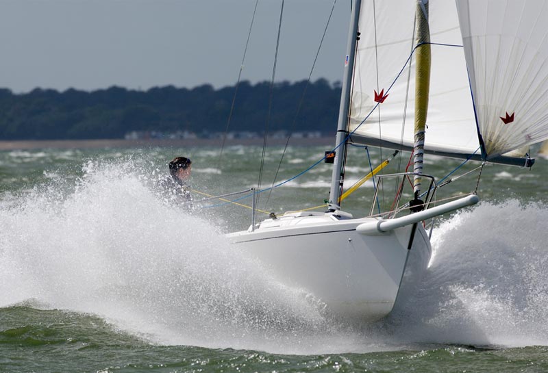 Vi har desværre ikke fotos fra German Open, så vi må nøjes med et arkivbillede af en j/80.