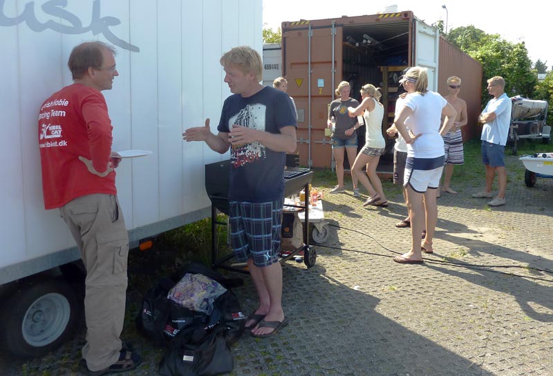 Jacob Holst (th) diskuterer den nye olympiske flerskrogsklasse med en af Skovshoveds Hobie Cat sejlere. Foto: Katrine Bertelsen