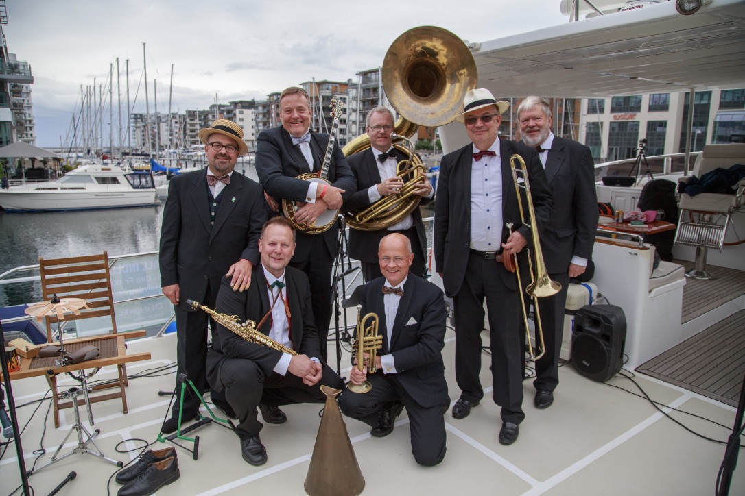 De syv svenske jazzspillere står søndag for den gode stemning i Dockan Marina. Foto: MadaRo