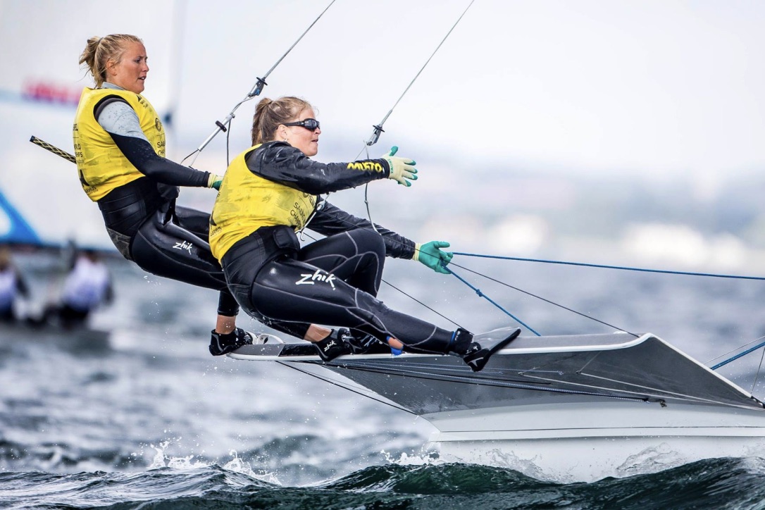 Jena og Katja kan tage den med ro under lørdagens medal race. Guldet er allerede i hus. Foto: Sailing Energy