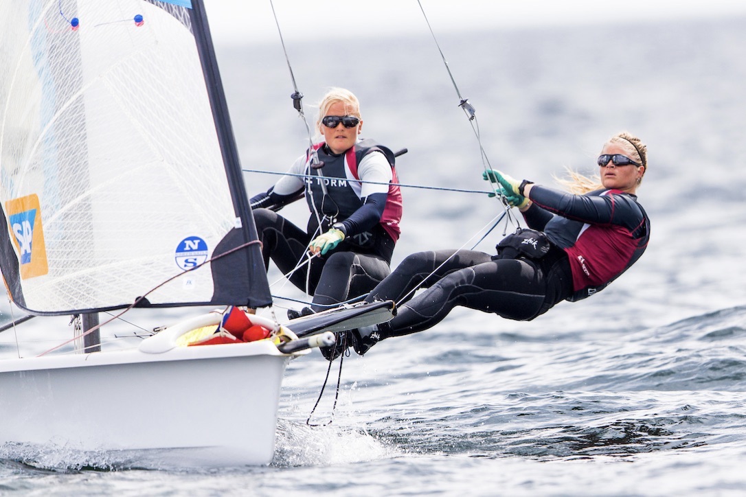 Bronzevinderne fra OL, Jena Mai Hansen og Katja Salskov-Iversen, sejler deres første stævne siden legene sidste år. Foto: Sailing Energy