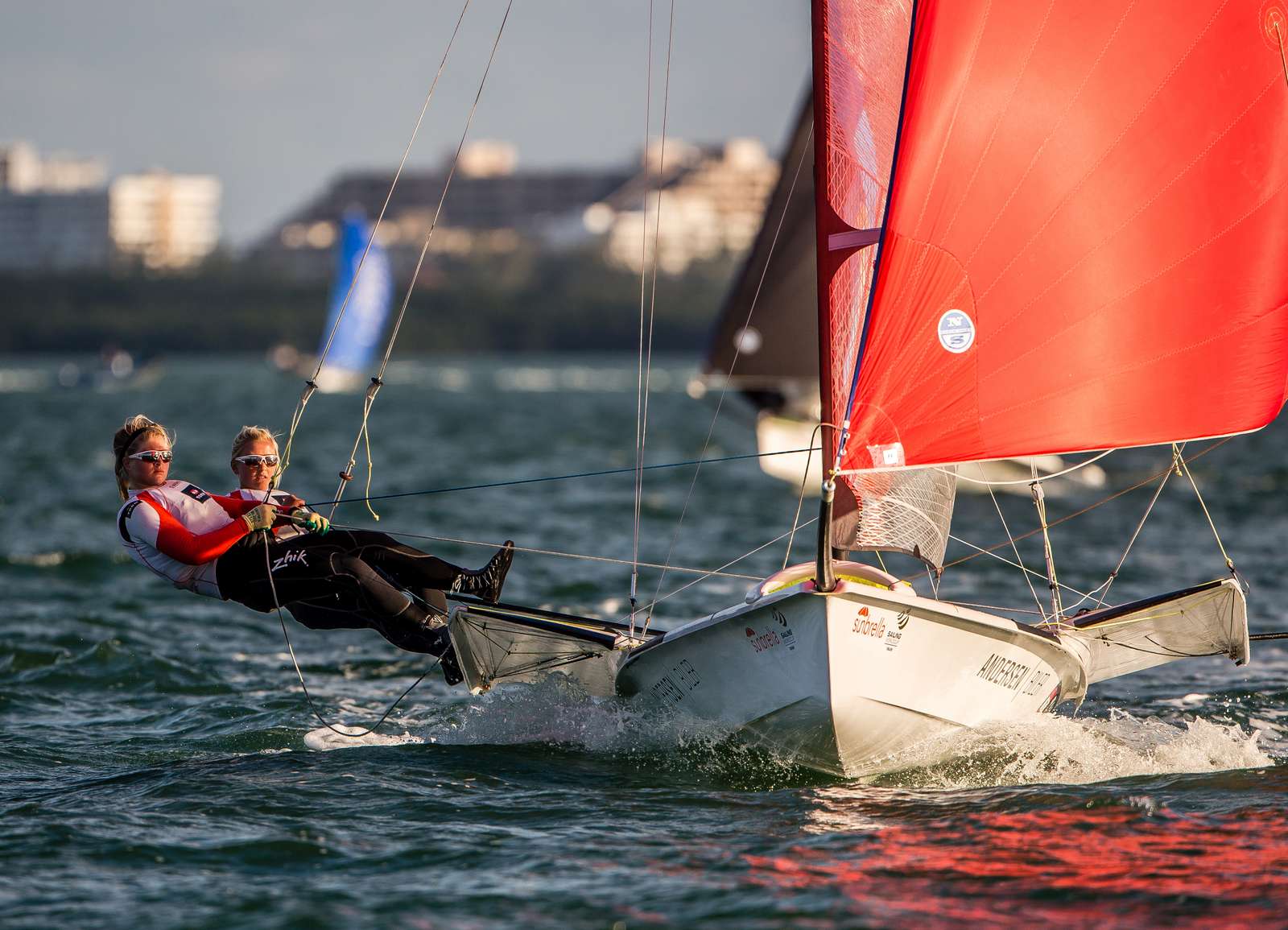 Jena Mai Hansen og Katja Salskov-Iversen sikrer OL-billetten allerede inden Medal Race. Foto: Dansk Sejlunion