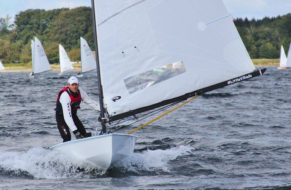 Jens Lauge er ved at bide sig fat i toppen i OK-klassen med dansk jolle og sejl. Foto: Anders Lund