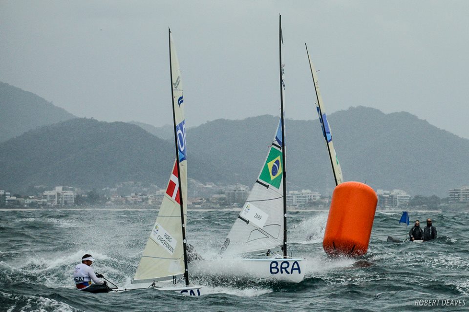 Høghens sejl kunne ikke holde i den friske vind i dag ud for Copacabana ved OL. Foto: Robert Deaves