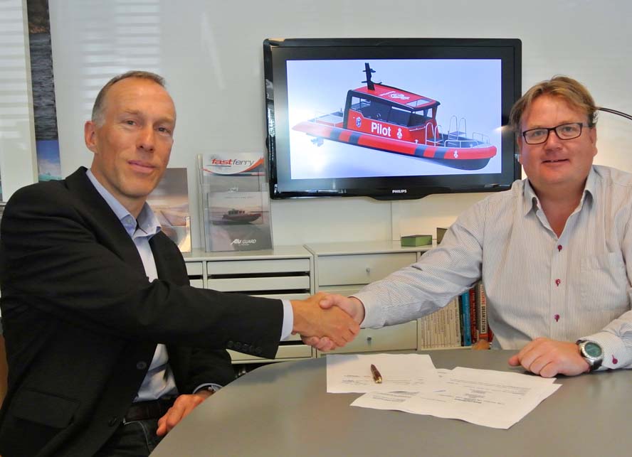 Aftalen er blevet underskrevet fornylig på Tuco Marine og blev underskrevet af Danpilots direktør, Lars S. Ahrendtsen, tv. og Tuco´s direktør Jonas Pedersen. PR-foto
