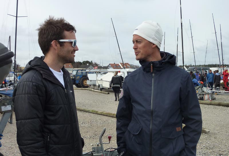 Der er store forventninger til 49’er favorit Jonas Warrer, her sammen med Skiff-landstræner Peter Hansen. Foto: Katrine Bertelsen