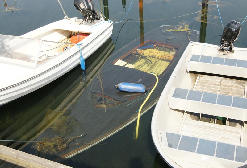 Der skal vist mere end lidt lak og knofedt til at redde denne juniorbåd. Foto: Michel Schaumburg