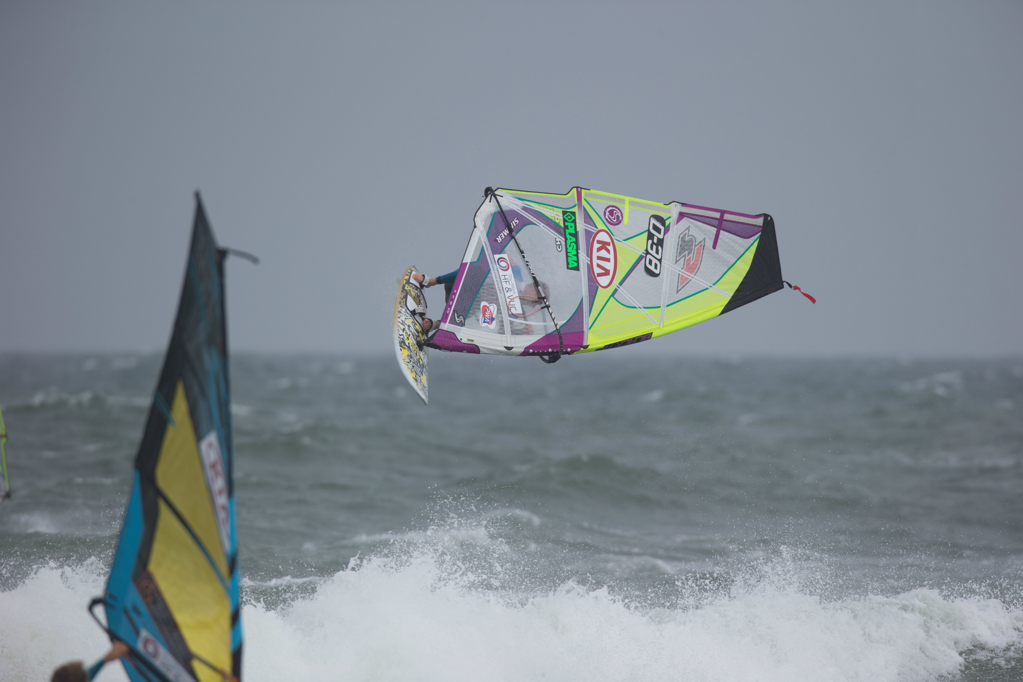 Kenneth Danielsen svæver i Klitmøller i KIA Cold Hawaii PWA World Cup.