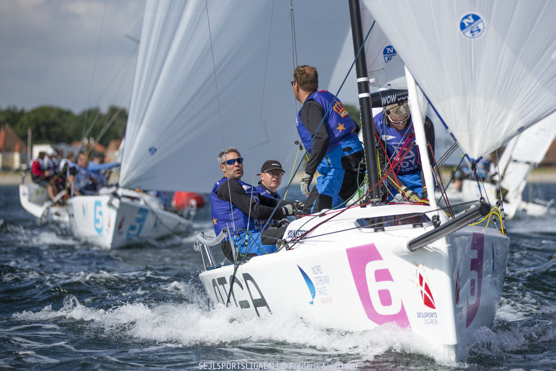 Skipper Henrik Jensen og gasterne Thomas Hartvig, Niels Gramkov og Jeppe Blak-Lundahl var suveræne i Kerteminde. Foto: Frederik Sivertsen / Sejlsportsligaen