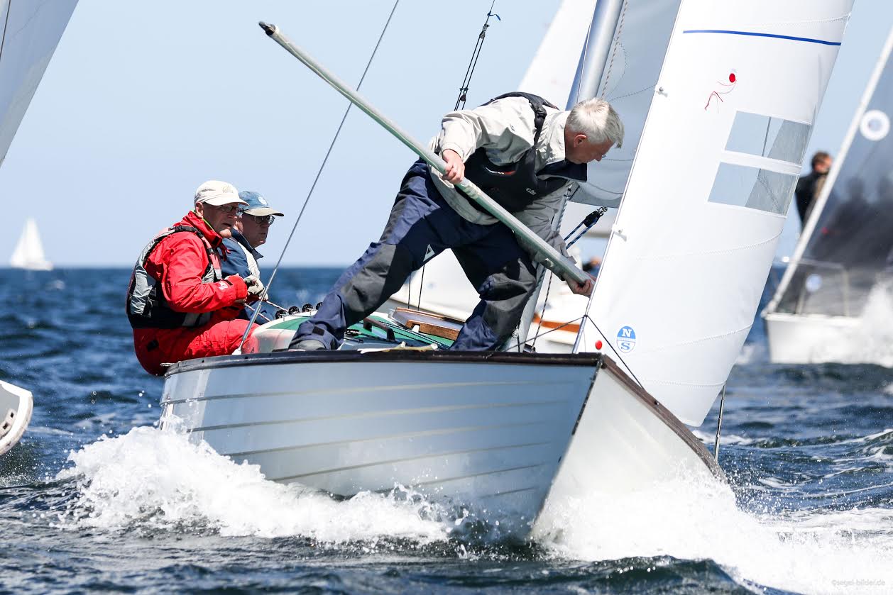 Det er femte gang, at Folkebådssejler Per Jørgensen og besætning vinder i Kiel. Foto: segel-bilder.de