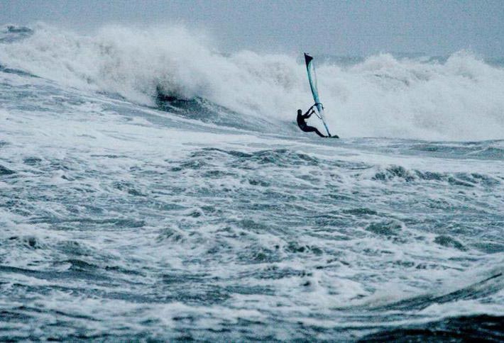 Det blev lidt vildere ved Klitmøller en Robert Sand havde regnet med. Foto: Morten Brandt