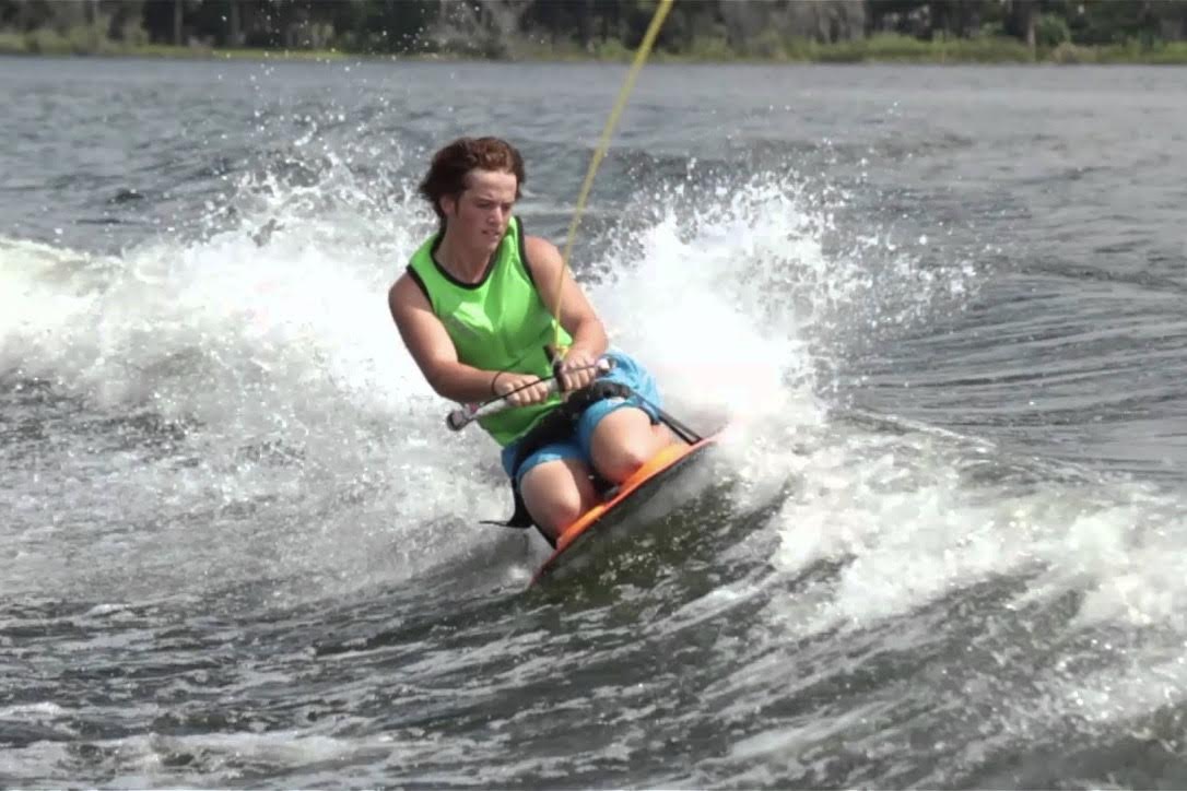 Også uøvede kneeboard-brugere kan forholdsvis let holde sig oprejst på boardet. Foto: YouTube
