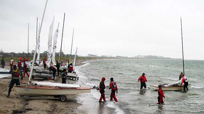 OK-jollerne på vej ud fra Kobæk Strand i 2008. Foto: okjolle.dk